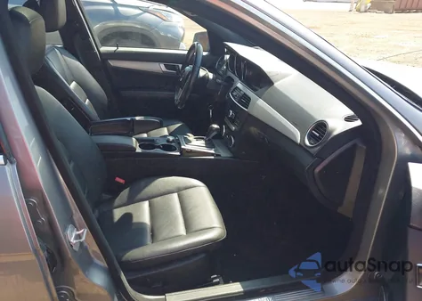 2014 Mercedes-Benz C 300 Sport 4Matic z USA, uszkodzony, nr VIN WDDGF8AB5ER315087